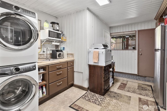 330 15th St, Snohomish, WA 98290 - laundry room featuring estacked washer and dryer