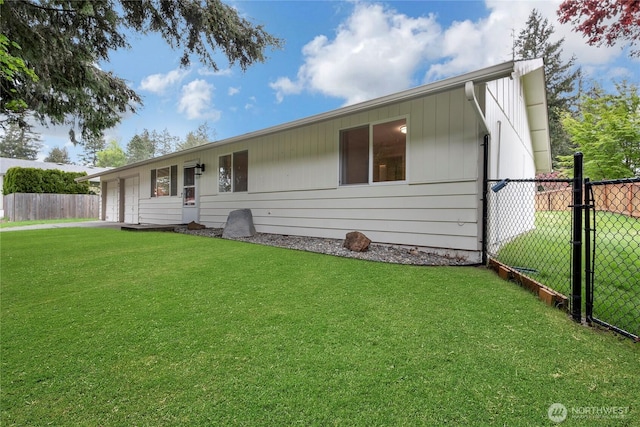 ranch-style house featuring fence, a garage, and a front yard