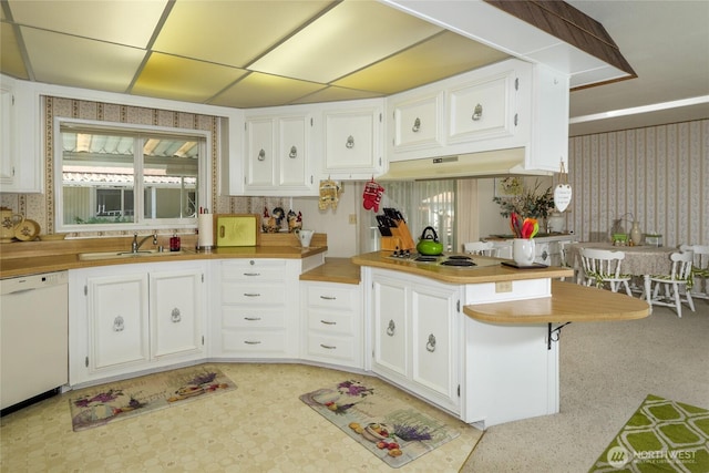 111 Dryke Rd Unit 66, Sequim, WA 98362 - kitchen with stovetop, a sink, wallpapered walls, white cabinets, and white dishwasher