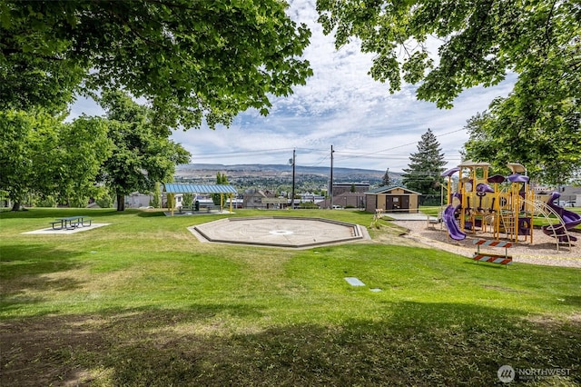 view of green lawn