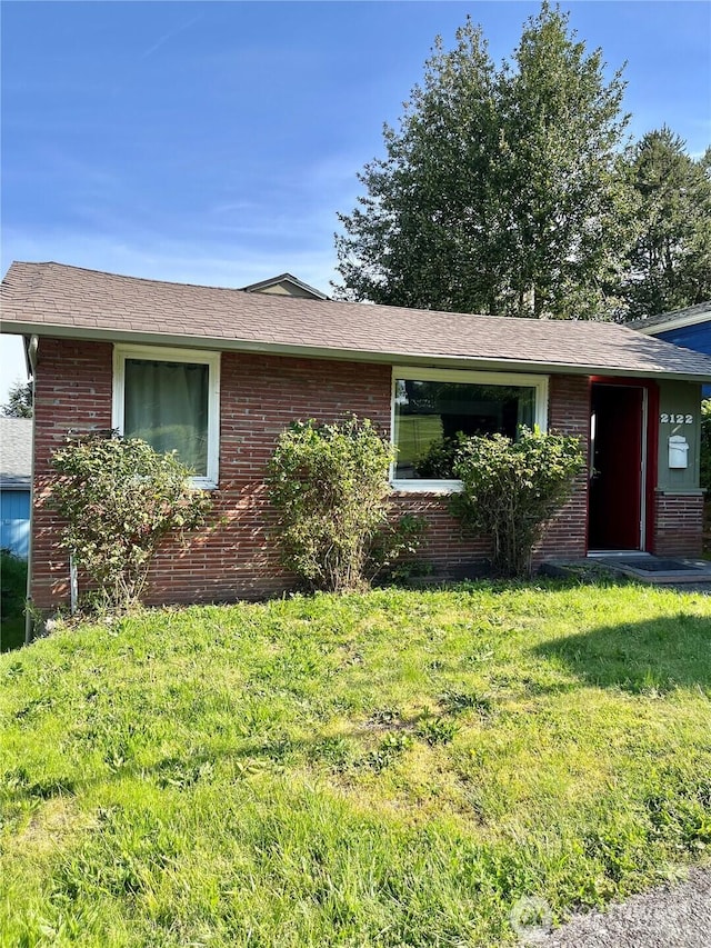2122 15th St, Bremerton, WA 98312 - ranch-style house with a front yard and brick siding