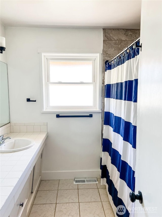 780 10th St NE, East Wenatchee, WA 98802 - full bath with vanity and curtained shower