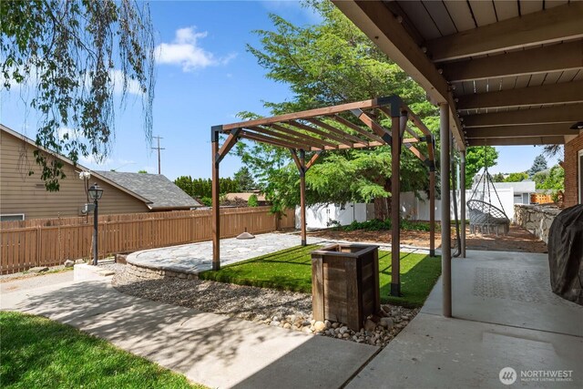 780 10th St NE, East Wenatchee, WA 98802 - fenced backyard with a patio and a pergola