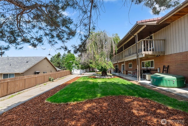 780 10th St NE, East Wenatchee, WA 98802 - view of yard featuring a balcony and a patio area