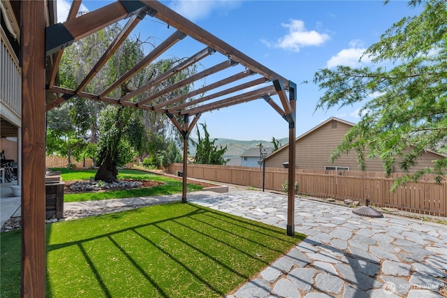 780 10th St NE, East Wenatchee, WA 98802 - view of yard featuring a pergola, a patio, and a mountain view