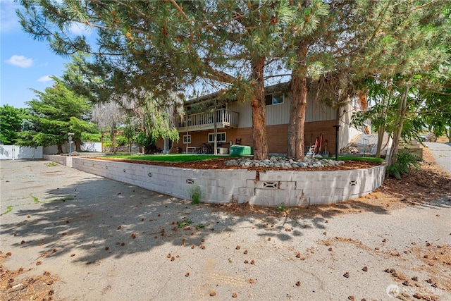 780 10th St NE, East Wenatchee, WA 98802 - view of front of home with a balcony