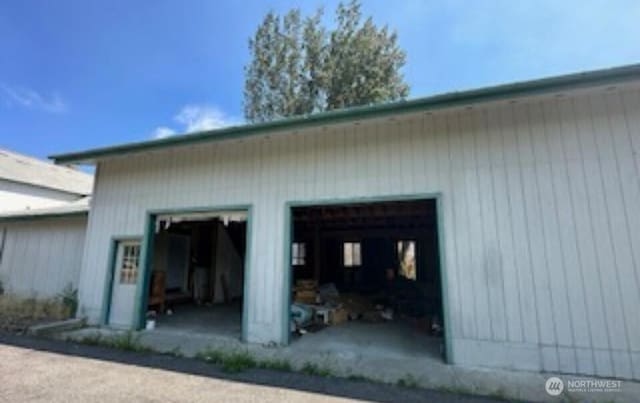 view of detached garage