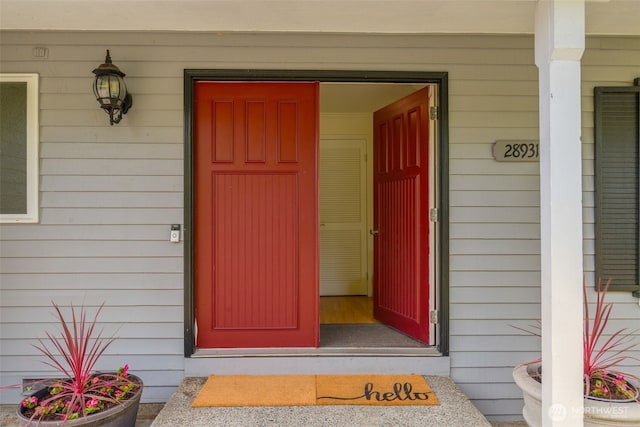 entrance to property featuring covered porch