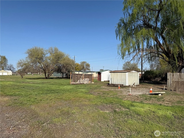 view of yard featuring an outdoor structure and a storage shed