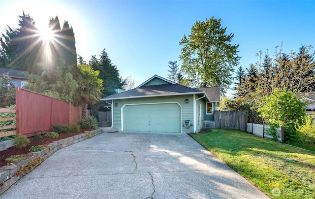 view of front facade featuring fence, a garage, driveway, and a front lawn