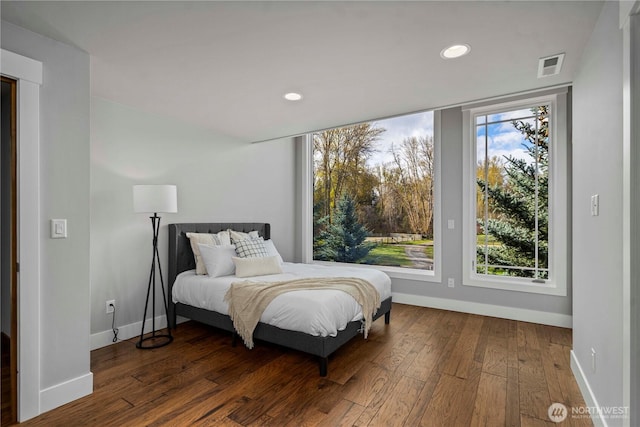 bedroom with baseboards, visible vents, hardwood / wood-style floors, and recessed lighting