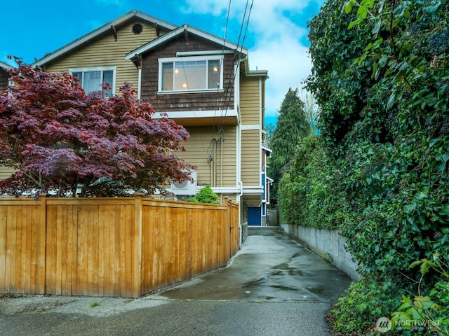 view of front of house with fence and driveway