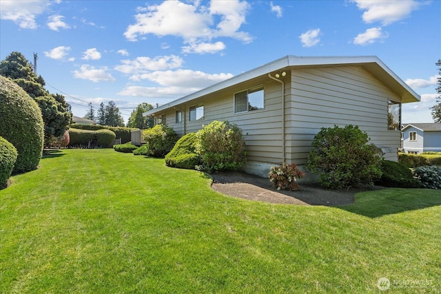 view of side of property featuring a lawn
