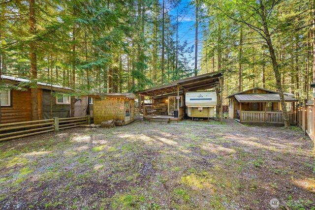 view of yard featuring fence and an outbuilding