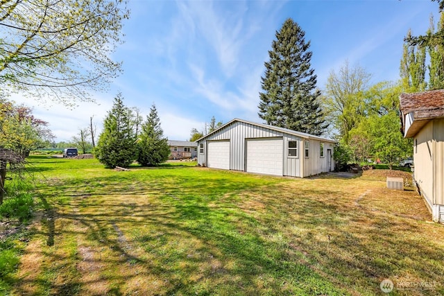 view of yard featuring an outbuilding and a garage