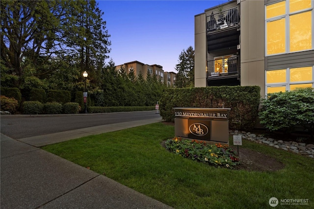 150 102nd Ave SE Unit 213, Bellevue, WA 98004 - exterior space with a lawn