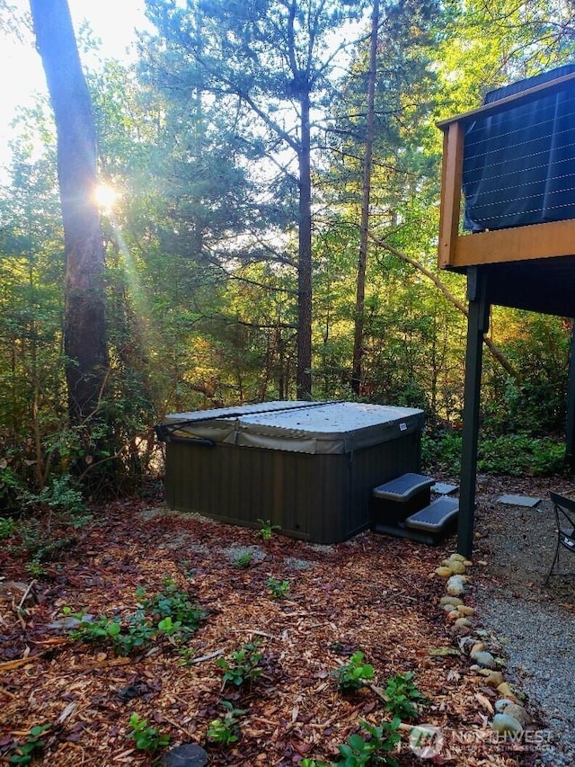 view of yard featuring a hot tub