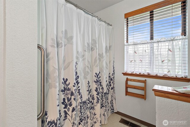 full bath featuring visible vents and a shower with shower curtain