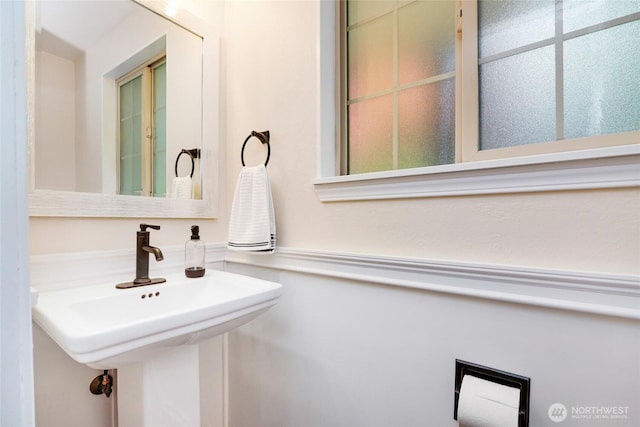 bathroom featuring a sink