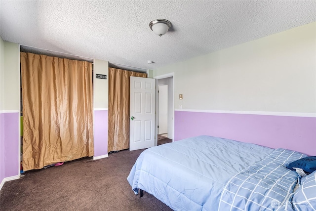 bedroom with carpet flooring and a textured ceiling