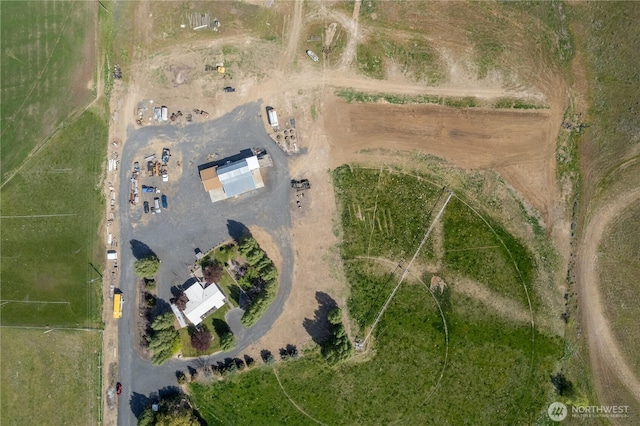 birds eye view of property featuring a rural view