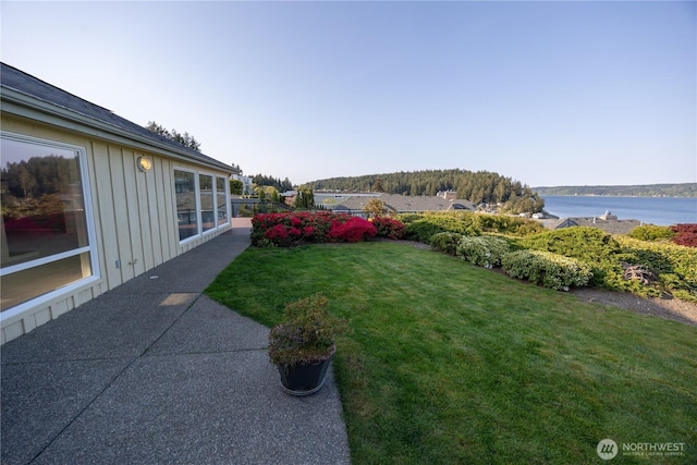 view of yard featuring a water view