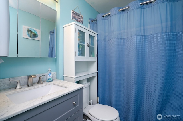 1705 36th St, Anacortes, WA 98221 - full bathroom featuring toilet, vanity, and curtained shower