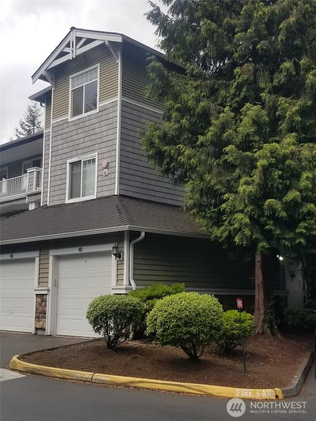 view of front of home featuring a garage and driveway
