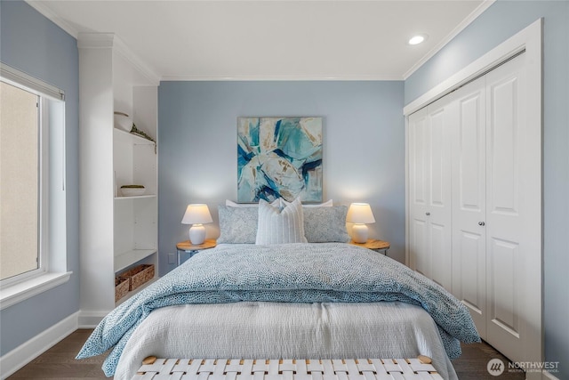 bedroom with crown molding, recessed lighting, baseboards, wood finished floors, and a closet
