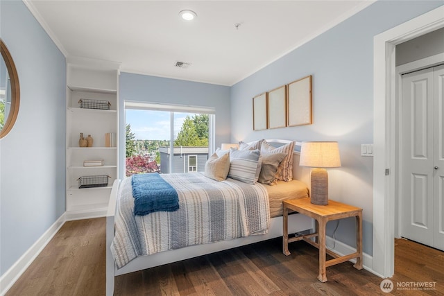bedroom with visible vents, crown molding, wood finished floors, baseboards, and recessed lighting