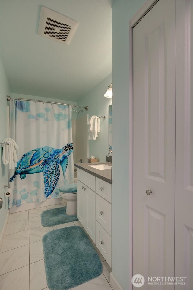 bathroom with vanity, toilet, curtained shower, and visible vents