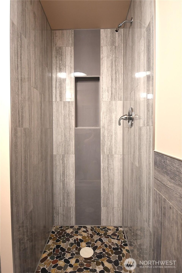 bathroom featuring tiled shower