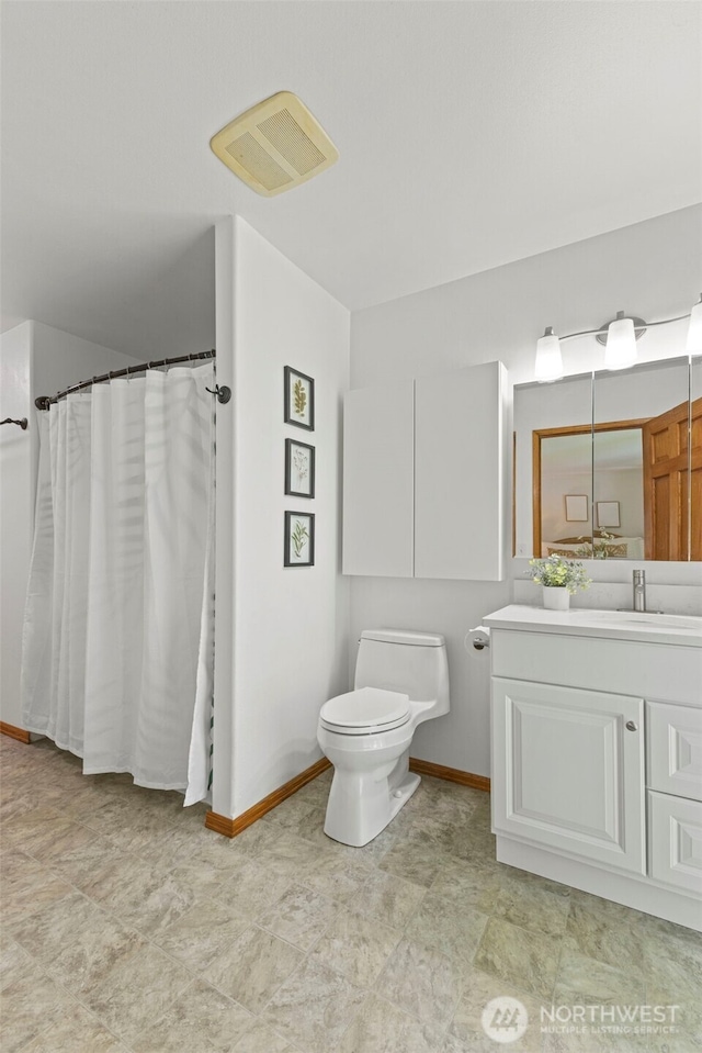 full bathroom featuring visible vents, vanity, toilet, baseboards, and a shower with curtain