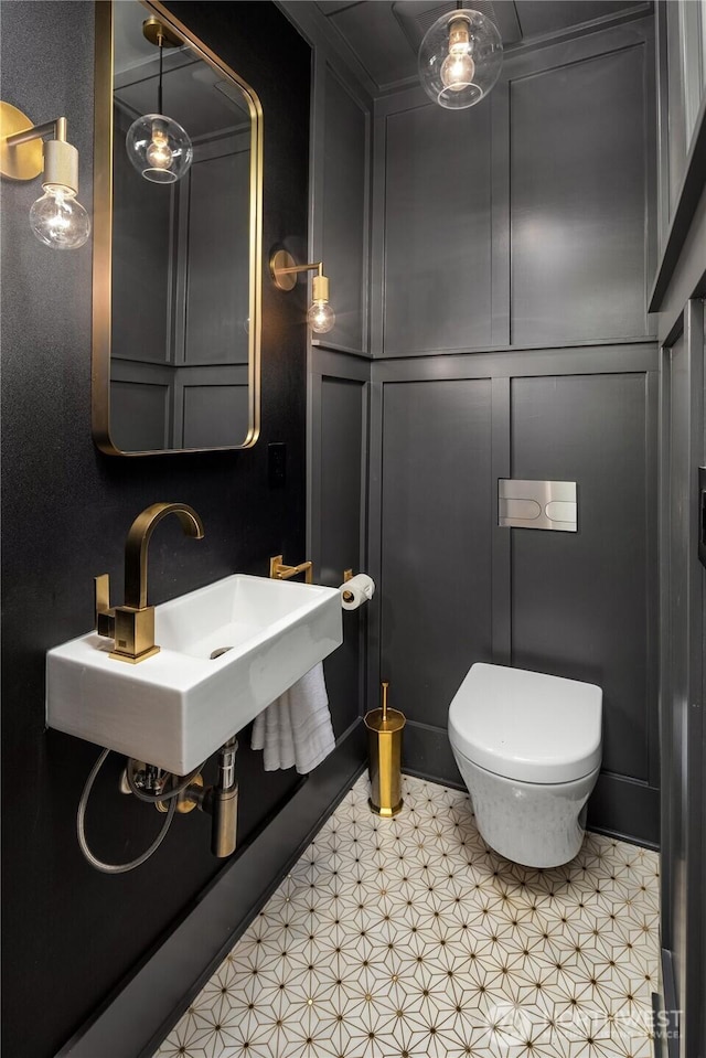 bathroom featuring toilet and a sink