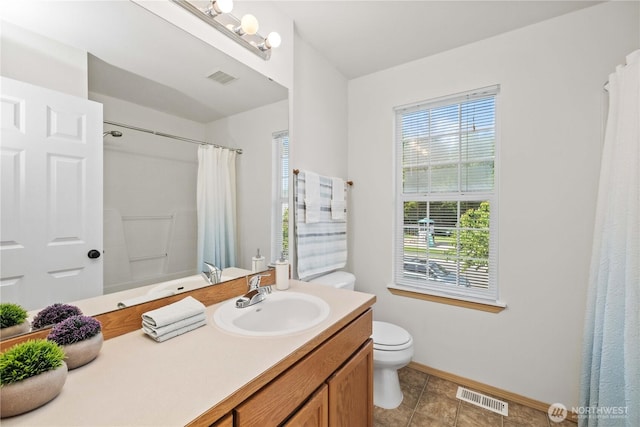 926 99th St SW, Everett, WA 98204 - full bathroom featuring toilet, vanity, baseboards, tile patterned flooring, and curtained shower