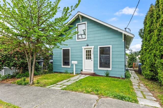 1538 7th St, Bremerton, WA 98337 - bungalow-style house featuring fence and a front lawn