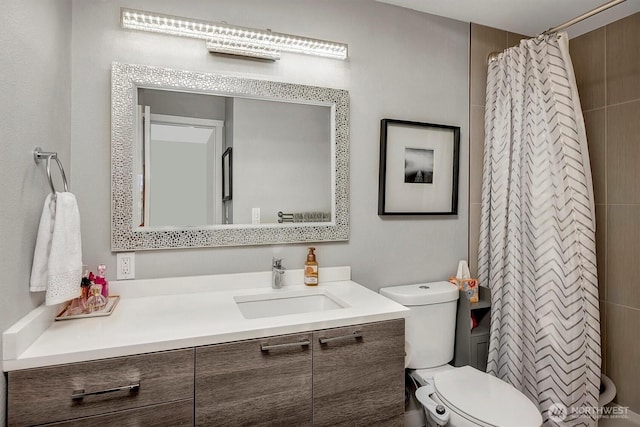 full bathroom featuring curtained shower, toilet, and vanity