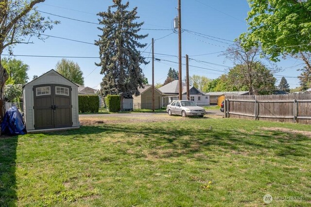 616 Pleasant St, Walla Walla, WA 99362 - view of yard featuring fence, an outdoor structure, and a shed