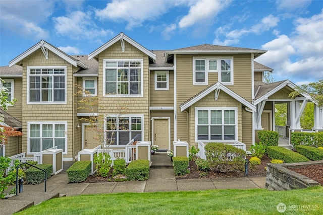 townhome / multi-family property featuring a shingled roof