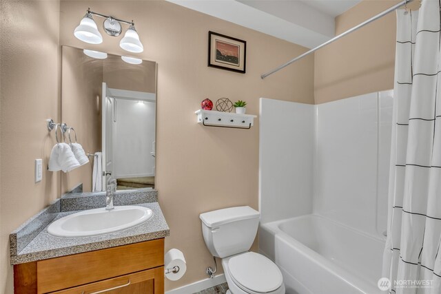 full bathroom featuring toilet, baseboards, shower / bathtub combination with curtain, and vanity