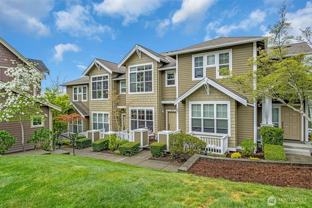 view of front of home featuring a front lawn