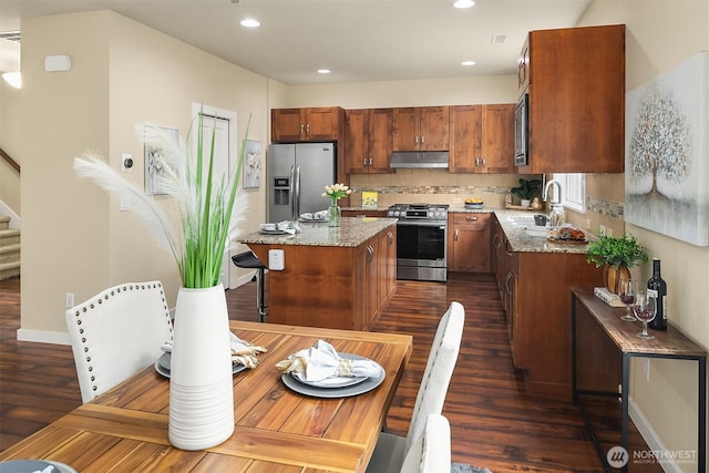 365 NE Denny Way, Issaquah, WA 98029 - kitchen with stainless steel appliances, under cabinet range hood, a sink, dark wood finished floors, and a center island