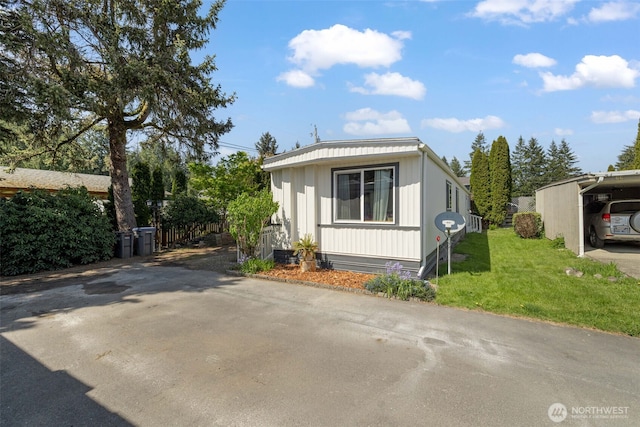 view of front of home featuring a front lawn