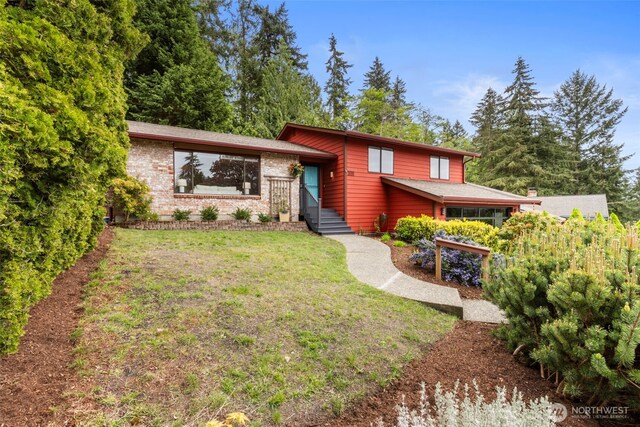 view of front of house with a front lawn