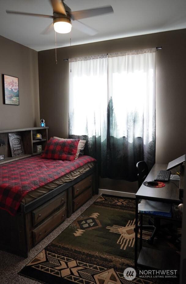 bedroom with ceiling fan