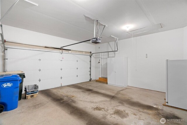 823 Landing Way, Centralia, WA 98531 - garage featuring a garage door opener
