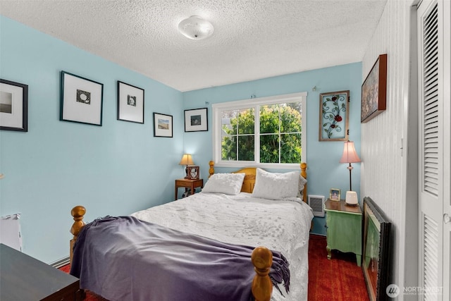 16 Harrison St, South Bend, WA 98586 - bedroom featuring carpet flooring, a textured ceiling, and a closet