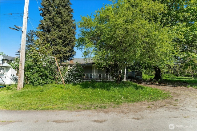 99 Sumner Ave, Sumner, WA 98390 - obstructed view of property with a porch