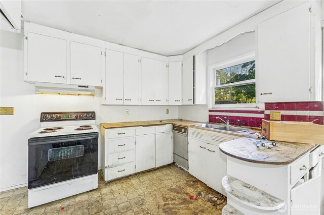 99 Sumner Ave, Sumner, WA 98390 - kitchen featuring a sink, under cabinet range hood, white range with electric cooktop, and light countertops