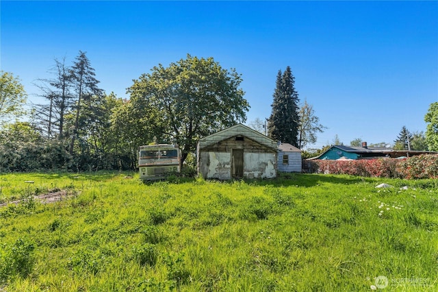 99 Sumner Ave, Sumner, WA 98390 - view of yard featuring an outbuilding